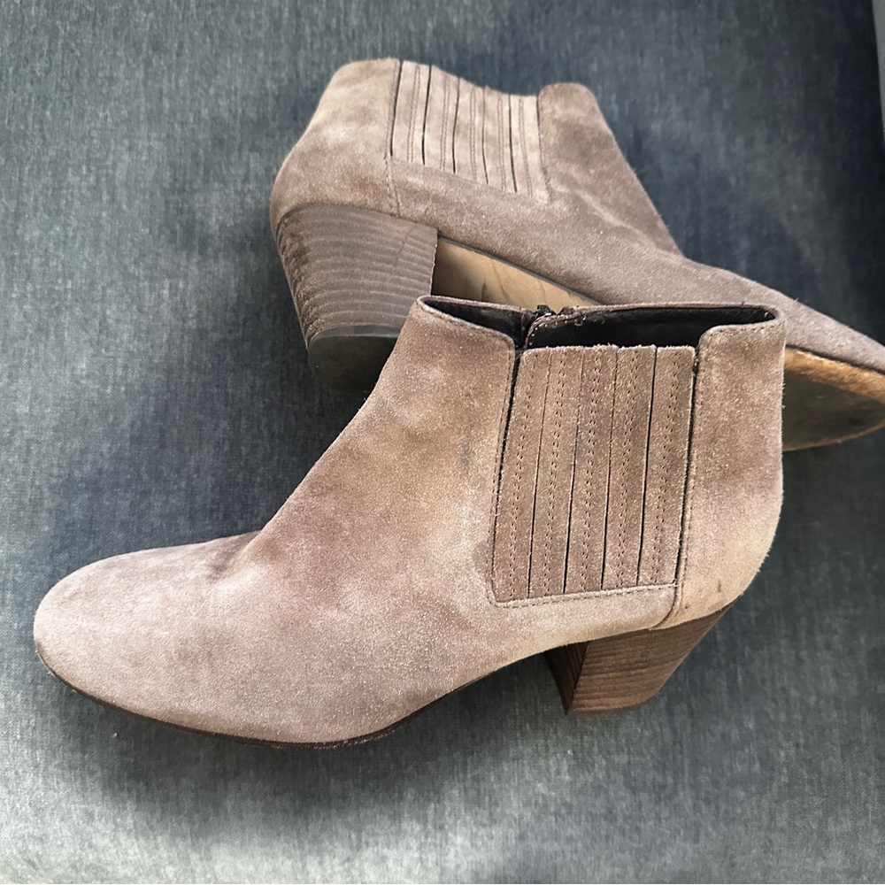Aquatalia Tan Taupe Suede Leather Stacked Heel Zip Ankle Bootie Boot 8.5 Greige - Picture 8 of 13